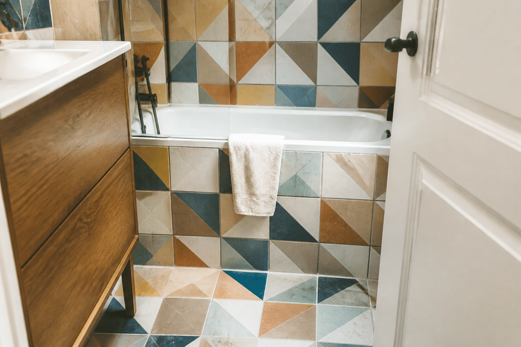 Carreaux geometriques colores sur sol et mur salle bain