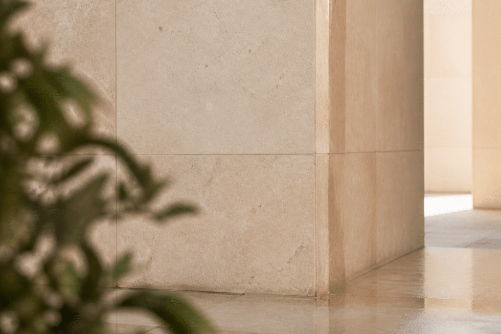 Murs minéraux beiges avec protection brillante contre taches eau