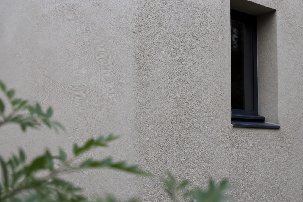 Enduit lisse taloche circulaire et texture grattee