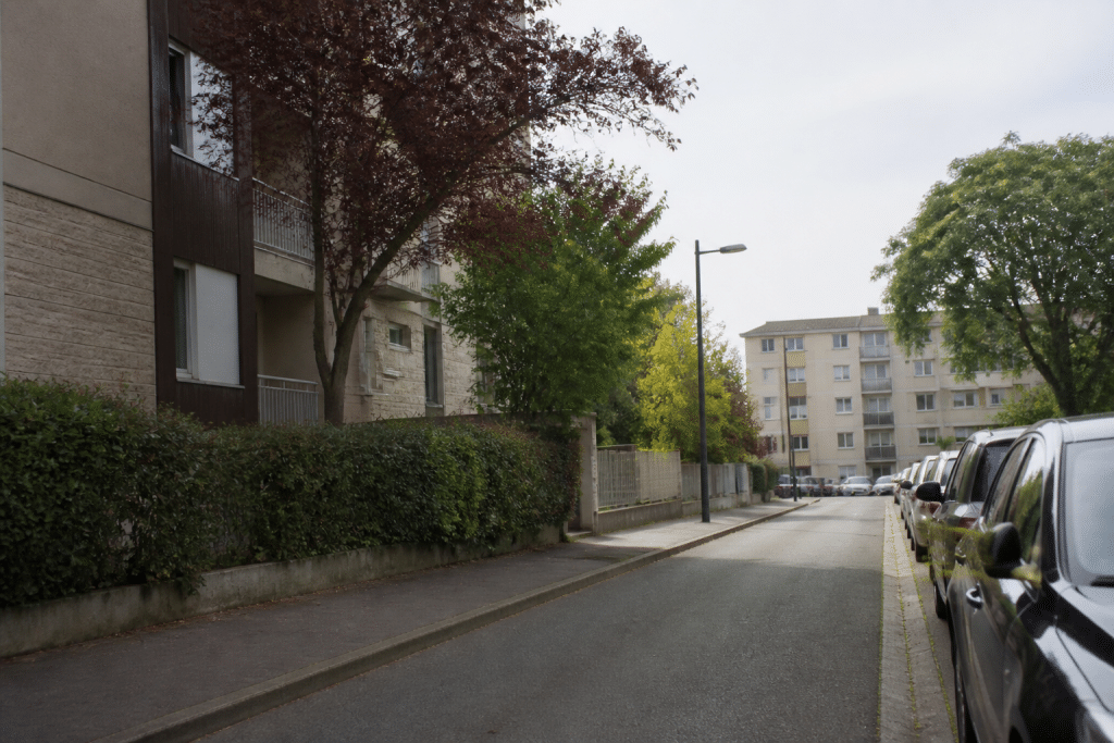 Rue calme d'Évry-Courcouronnes avec immeubles résidentiels tranquilles.jpg