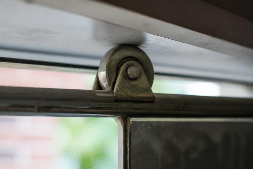Galet metal glissant dans rail horizontal porte coulissante