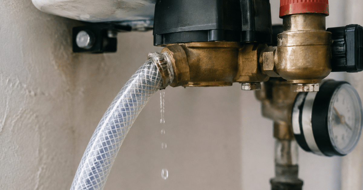 Groupe de securite avec tuyau gouttes eau fuite visible