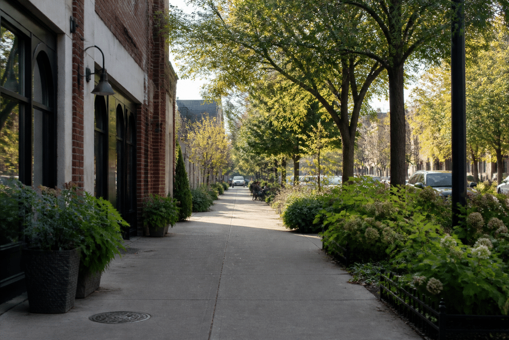 Rue calme avec commerces locaux et espaces verts residentiel