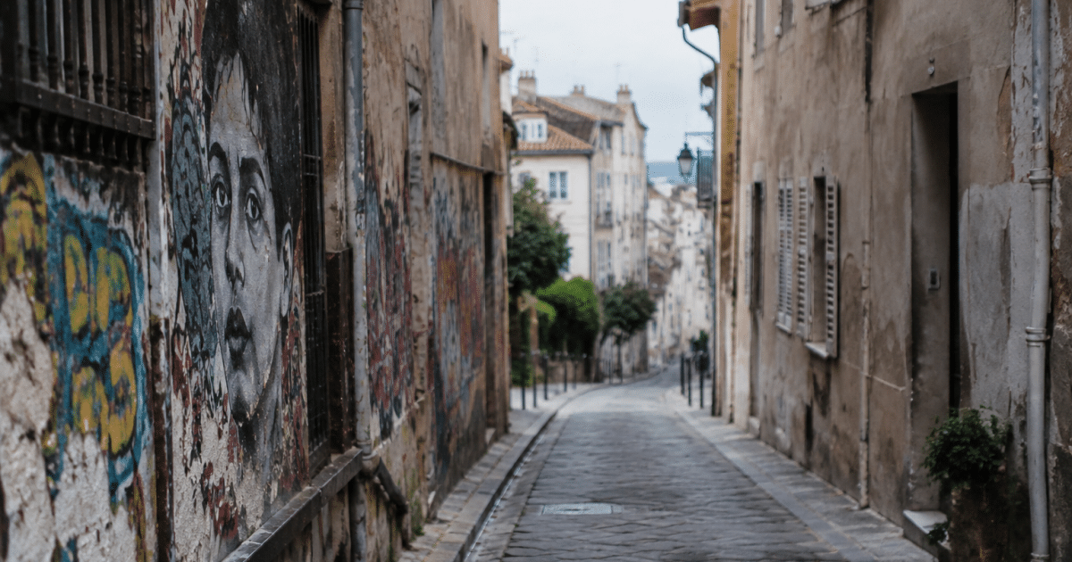 rue desolee avec immeubles degrades et graffitis muraux
