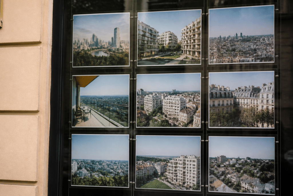 Panneau immobilier affichant prix differents selon quartiers urbains