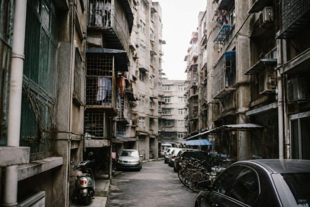 Quartier urbain dense aux immeubles gris et vieillis
