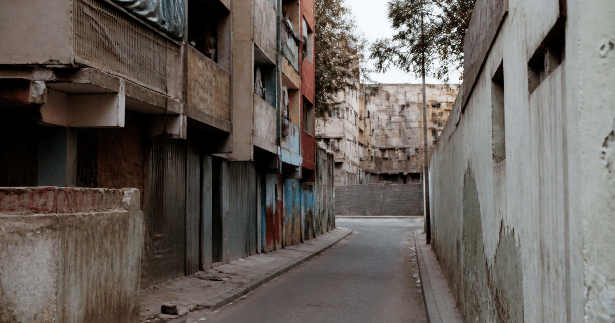 Rues desertes de quartier urbain avec immeubles degrades et graffitis visibles