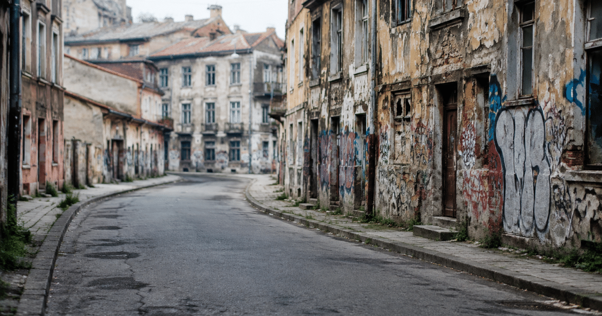 Rues urbaines vides avec immeubles deteriores et graffitis visibles