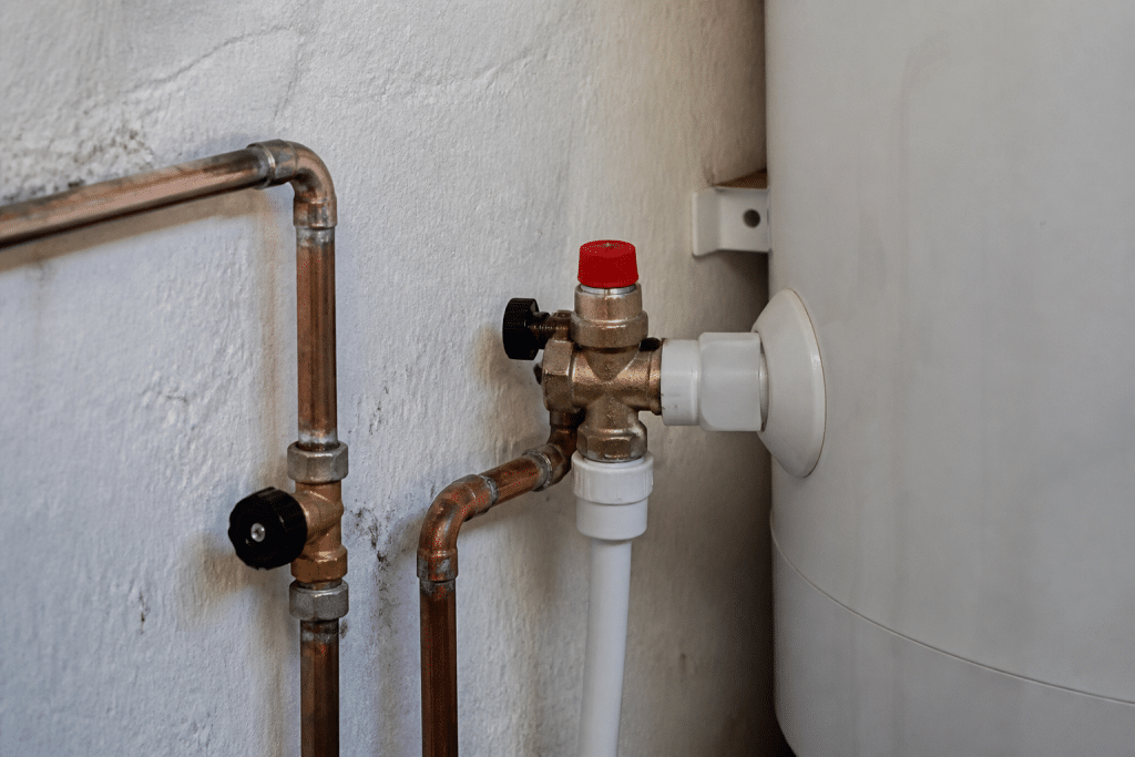 Robinet d'arrêt eau avec tuyauterie et groupe sécurité visible