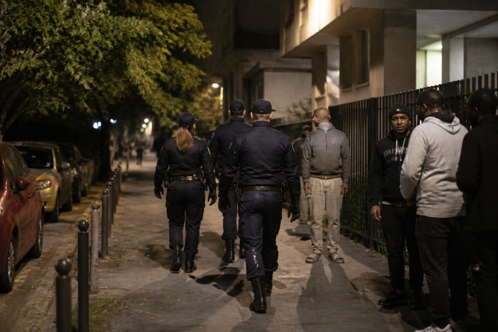 rue nuit patrouille police residents pres immeuble
