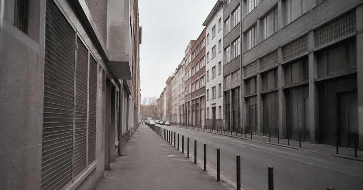 Rue urbaine Clichy avec immeubles gris alignes et trottoir desert