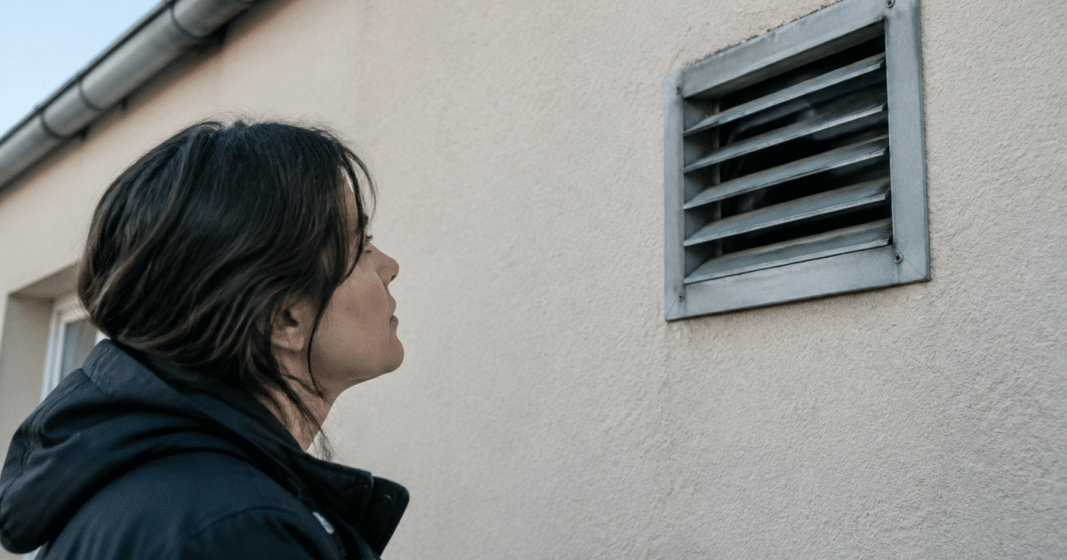 personne regardant conduit ventilation mural defaillant immobile