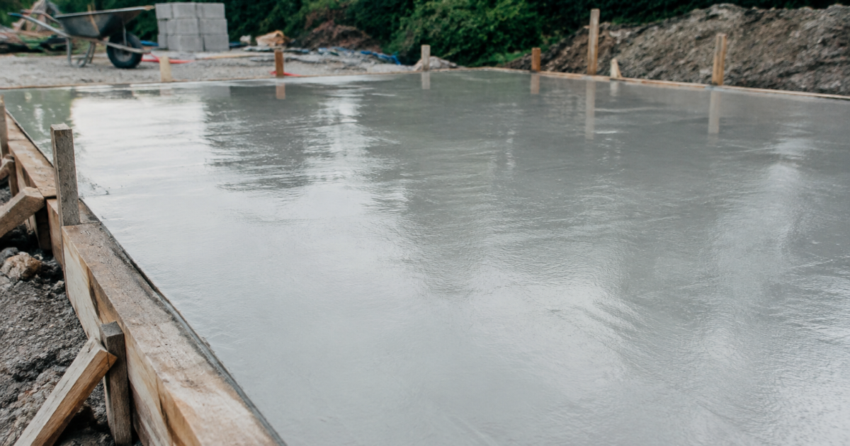 Dalle beton grise lisse fraichement coulee