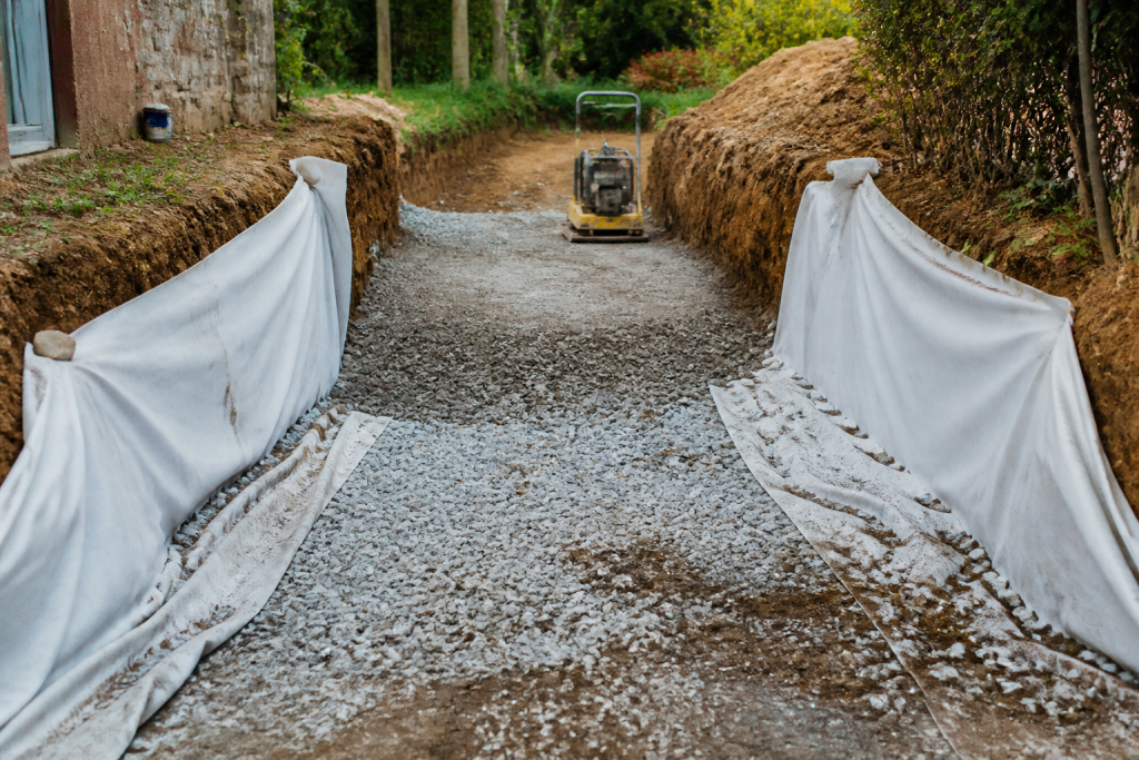 Excavation chantier avec geotextile et cailloux compactage