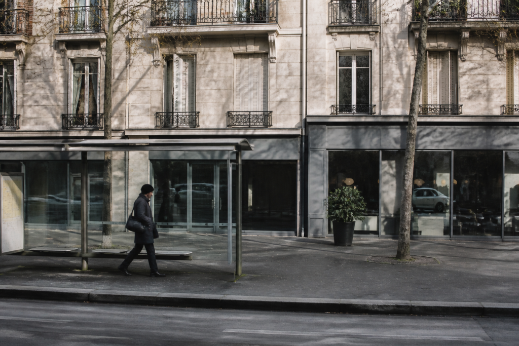 Facades residentielles abritant commerces et transports urbains