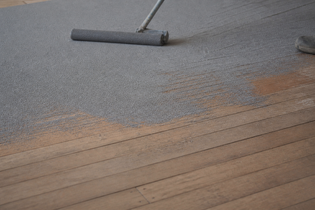 Granules egalisation appliquees sur le plancher bois