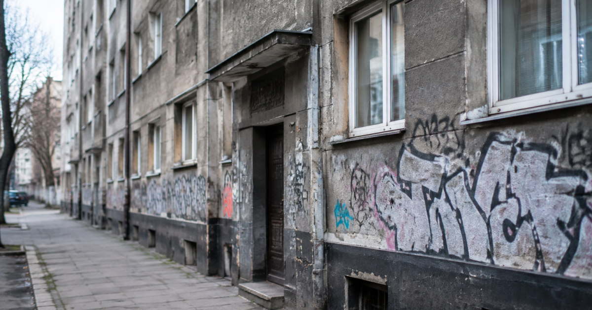 Rue urbaine facade grise immeuble delabre graffiti murs