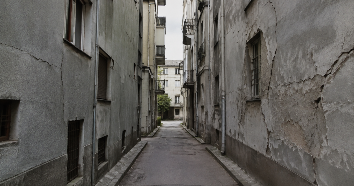 Rues etroites vides avec immeubles gris hauts fissure