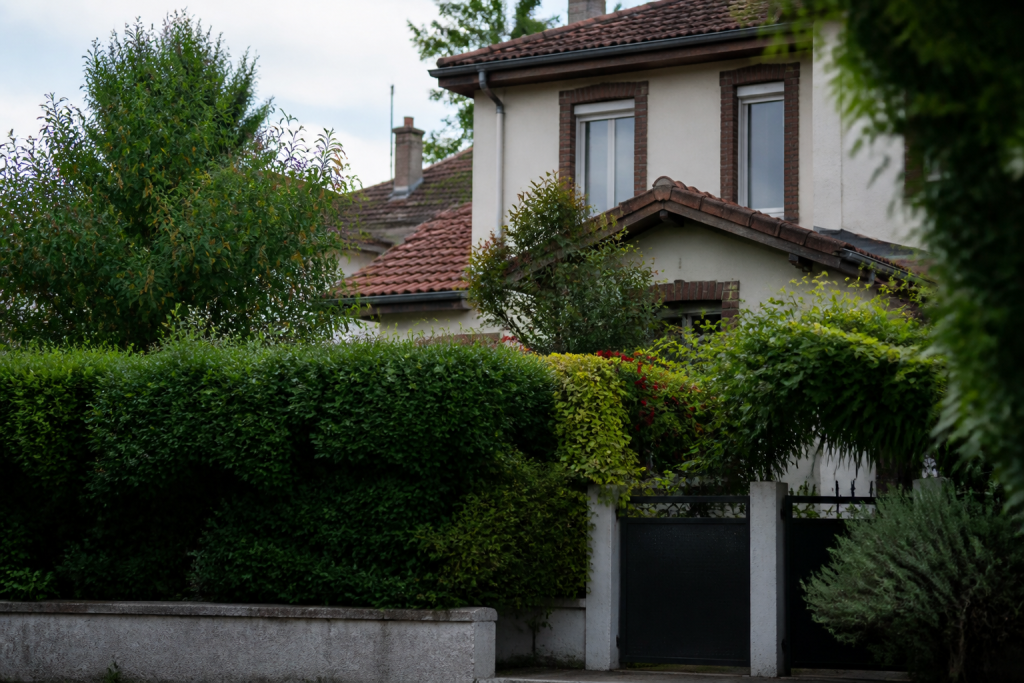 Maisons residentielles facades jardins arbres paysage vert