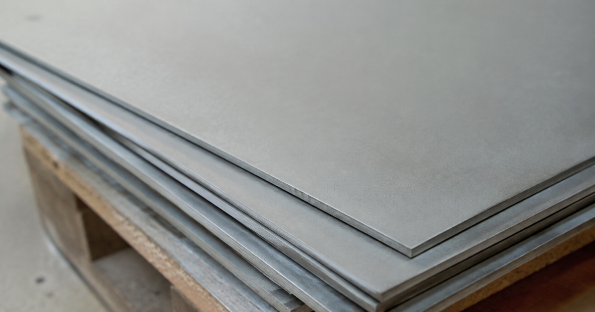 Panneaux gris superposes montrant leur surface lisse uniforme