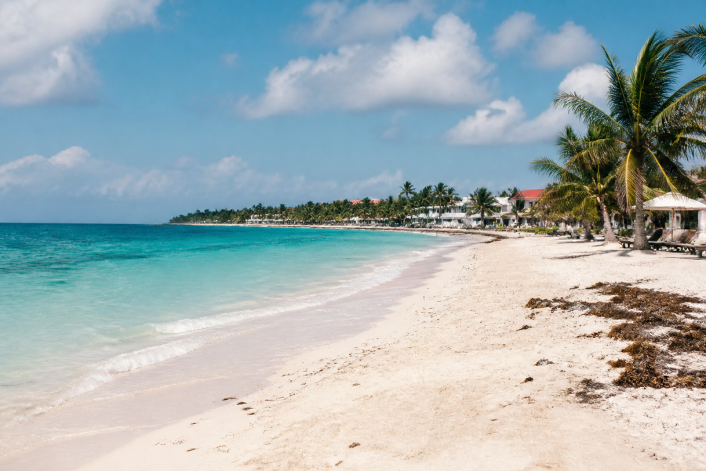 Plage sable blanc eau turquoise Guadeloupe boutiques hotels