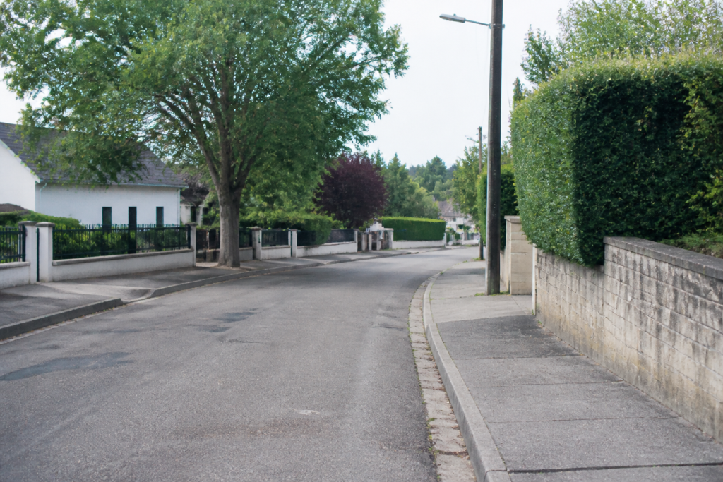 Rue calme maisons residentielles quartier tranquille