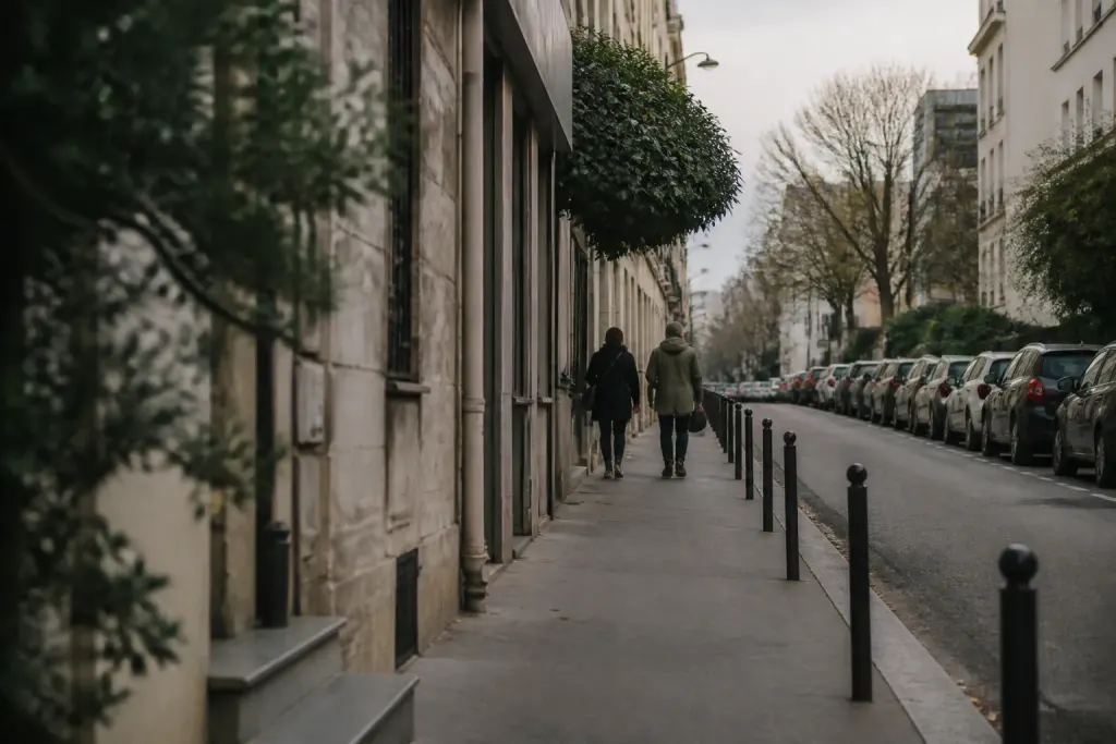 Rue residentielle calme avec immeubles et passants sur trottoir