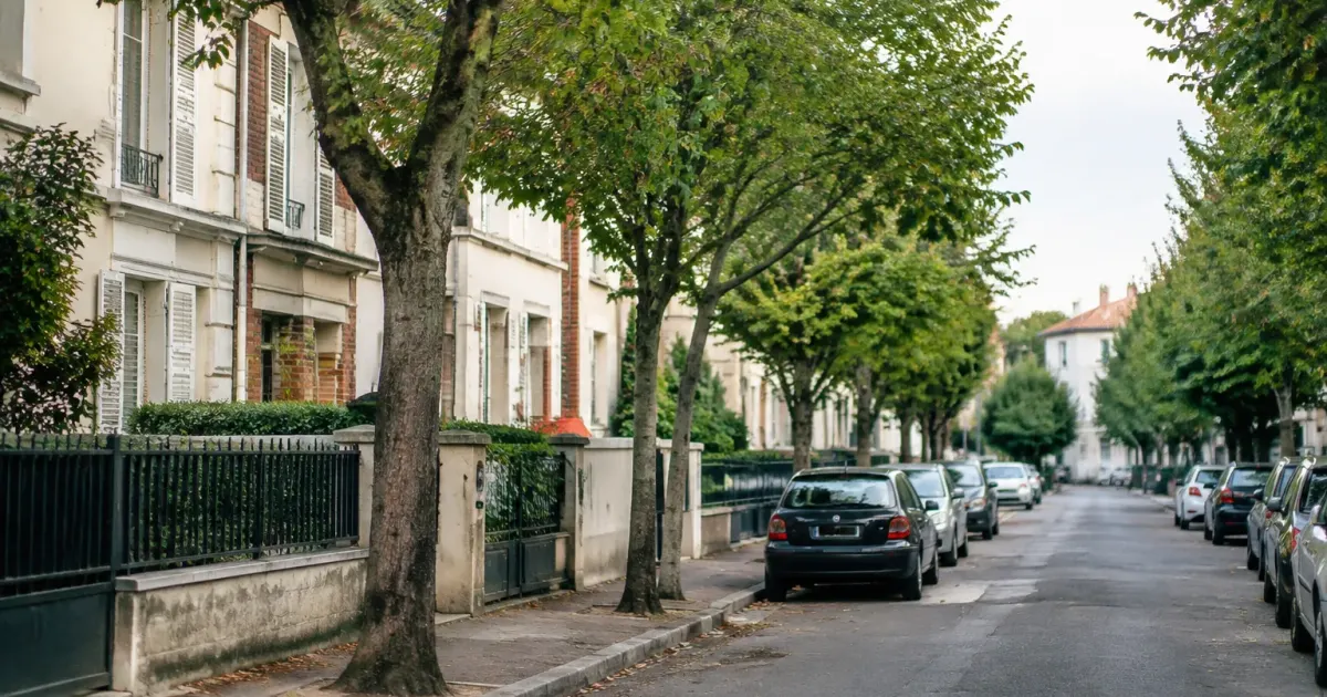 Rue residentielle de Colombes, immeubles bas et arbres alignes